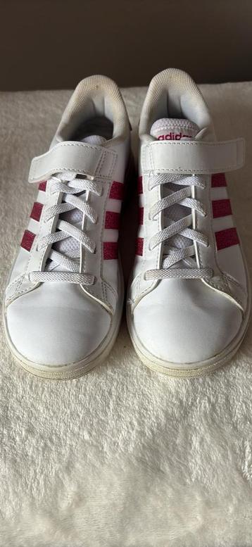 Adidas sneakers beschikbaar voor biedingen