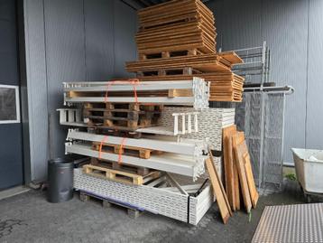 PARTIJ NETTE PALLETSTELLING MET HOUTEN VLONDERS  beschikbaar voor biedingen