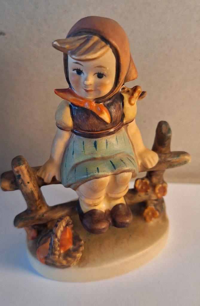 Hummel beeldje meisje op hek nr. 112/3-0, Verzamelen, Beelden en Beeldjes, Zo goed als nieuw, Hummel, Ophalen of Verzenden