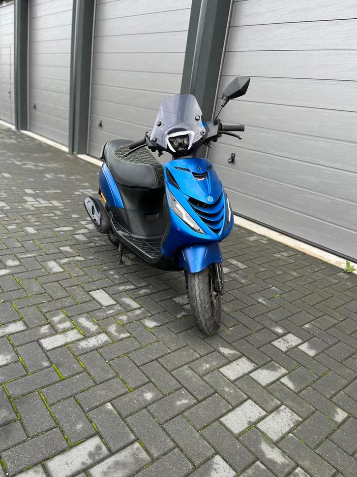 Piaggio zip 50cc led smoked full carbon brom geel kenteken, Fietsen en Brommers, Scooters | Piaggio, Zo goed als nieuw, Zip, Benzine