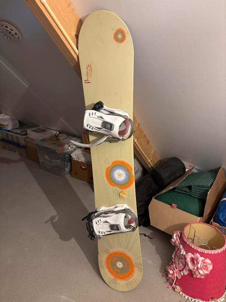 Burton Feather 154 Snowboard met gerepareerde binding, Sport en Fitness, Snowboarden, Gebruikt, Board, Ophalen
