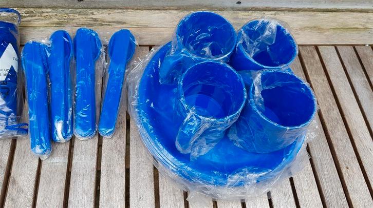 Campingset, 4 borden, 4 mokken, 4 bestekjes, Caravans en Kamperen, Kampeeraccessoires, Nieuw, Ophalen of Verzenden