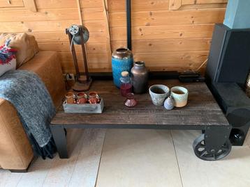 Salontafel op wielen beschikbaar voor biedingen