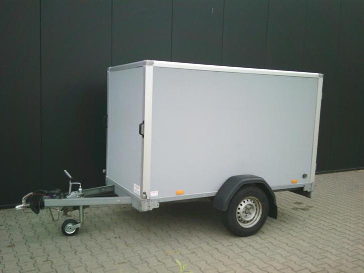 Gesloten enkelasser. Nette staat. Saris. 255x135x153 cm, Auto diversen, Aanhangers en Bagagewagens, Gebruikt, Ophalen