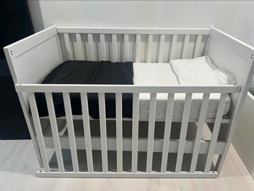 Verstelbaar ledikant/ co sleeper + beddengoed beschikbaar voor biedingen