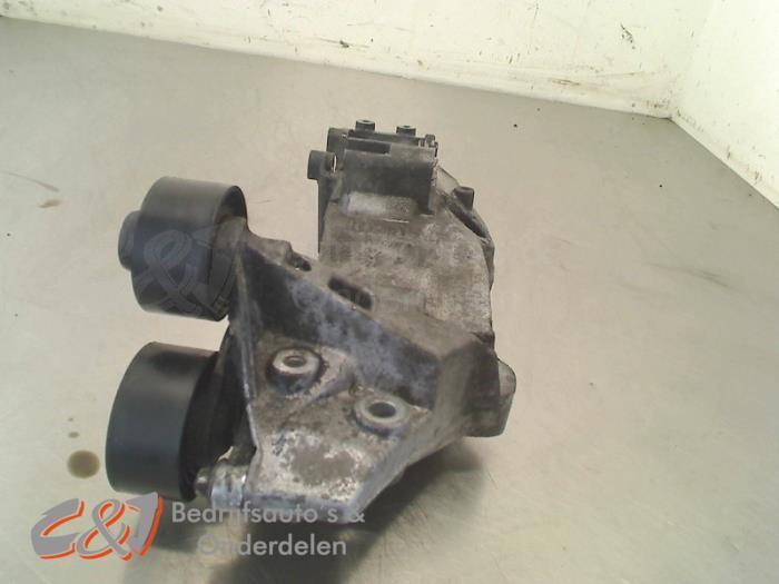 Dynamosteun onder van een Opel Vivaro, Auto-onderdelen, Motor en Toebehoren, Opel, Gebruikt, 3 maanden garantie, Ophalen of Verzenden