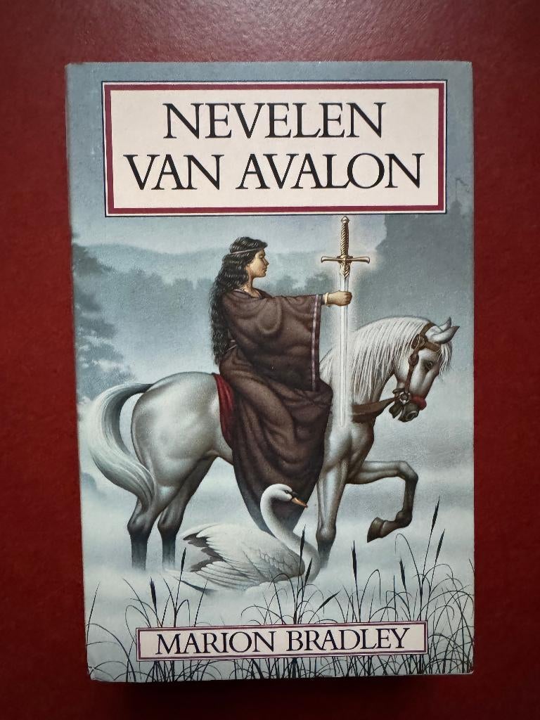 Nevelen van Avalon - Marion Bradley, Boeken, Ophalen, Europa overig, Marion Bradley, Zo goed als nieuw