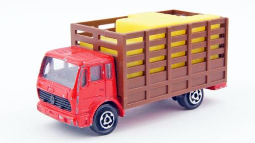 Majorette Mercedes Truck, Hobby en Vrije tijd, Modelauto's | Overige schalen, Gebruikt, Bus of Vrachtwagen, Ophalen of Verzenden