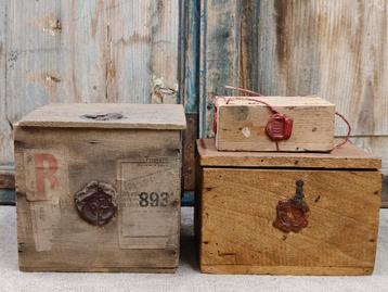 Oude Franse post kistjes beschikbaar voor biedingen