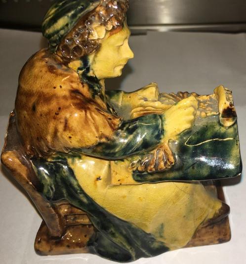 Oud beeldje kantklossende oude vrouw OUDJE, Antiek en Kunst, Curiosa en Brocante, Verzenden