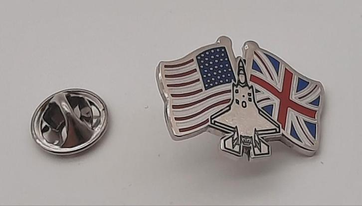 Lockheed Martin F-35 tussen de Engelse en USA vlag pin, Verzamelen, Speldjes, Pins en Buttons, Zo goed als nieuw, Speldje of Pin