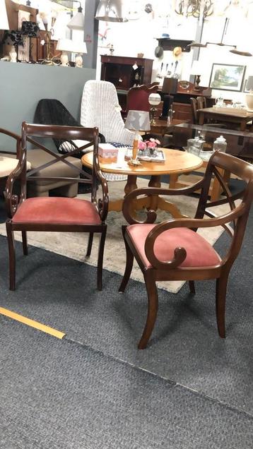 Antieke stoelen beschikbaar voor biedingen