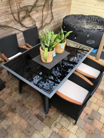 Wicker Tuinset met grote tafel & 4 luxe stoelwn met kussen beschikbaar voor biedingen