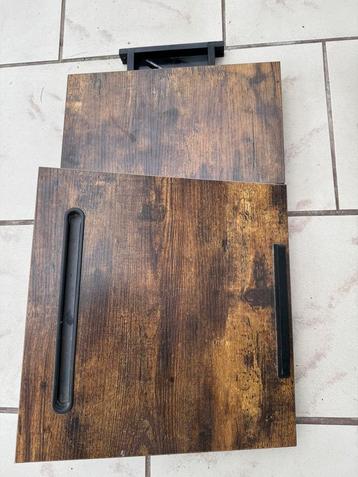 Laptop tafel met la beschikbaar voor biedingen
