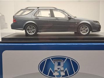 1:18 Saab 9-5 Sportcombi – 2006 – Titan Grijs – Incl. Vitrin beschikbaar voor biedingen