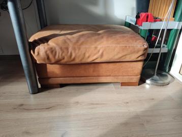 Bruin leren poef met vlekken beschikbaar voor biedingen