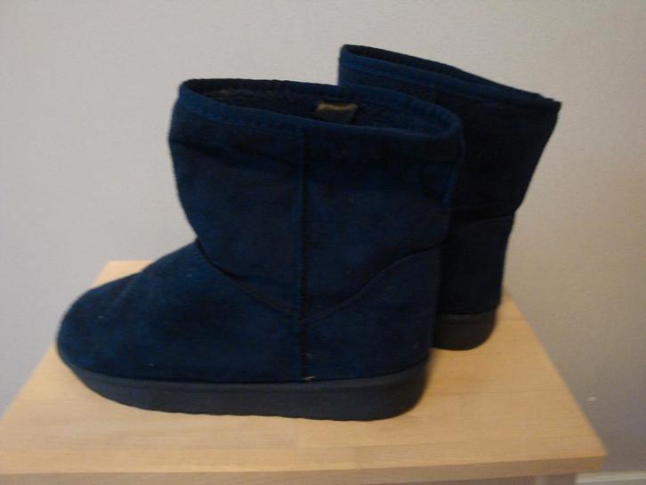 Maat 37. Zwarte half hoge "UGG's"., Kleding | Dames, Schoenen, Zo goed als nieuw, Hoge laarzen, Zwart, Ophalen of Verzenden