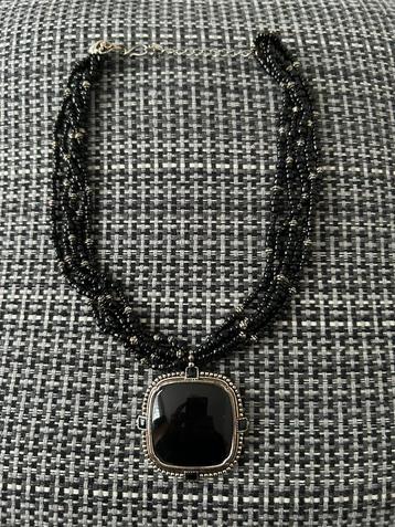 Monet ketting met zwarte steen in de hanger beschikbaar voor biedingen
