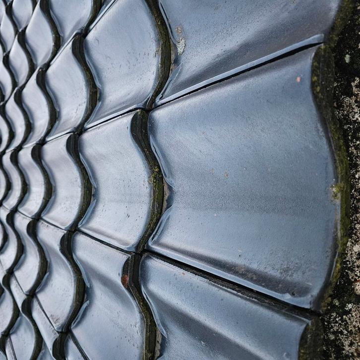 Ongeveer 60 dakpannen,zwarte sneldekpannen nooit gebruikt, Doe-het-zelf en Verbouw, Dakpannen en Dakbedekking, Zo goed als nieuw