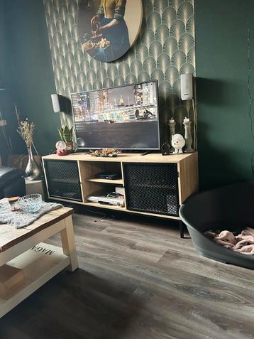 Tv kast beschikbaar voor biedingen