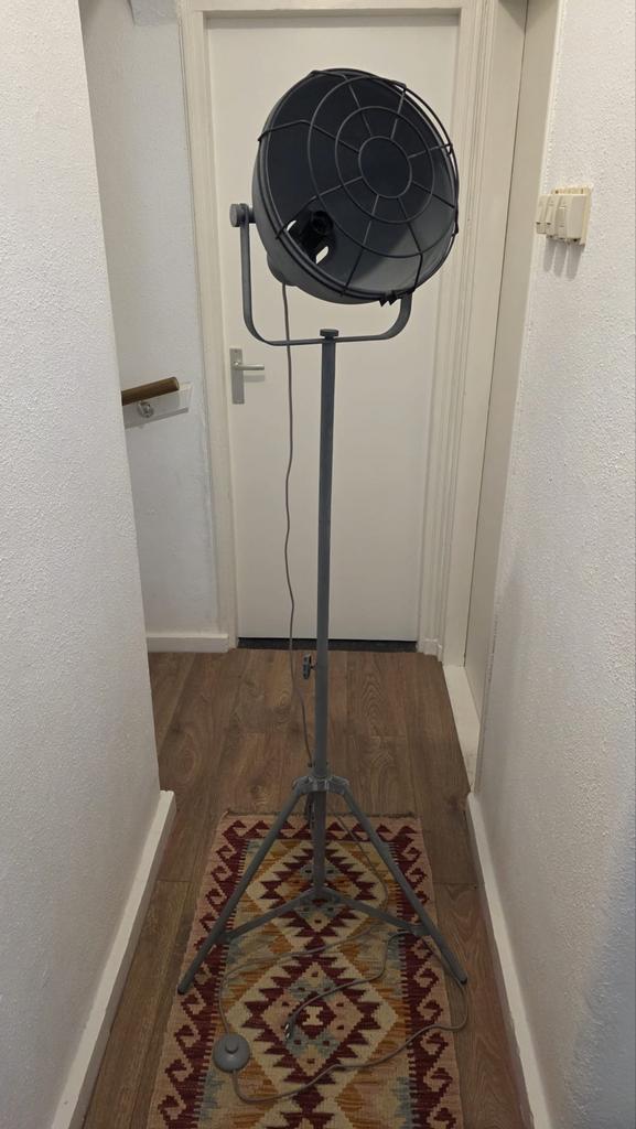 Industriële Vloerlamp “Brilliant Jesper” (Grijs), Huis en Inrichting, Lampen | Vloerlampen, Zo goed als nieuw, 100 tot 150 cm