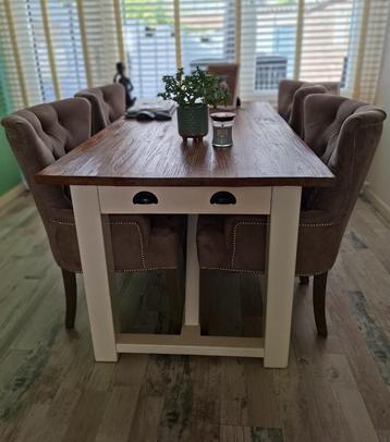 Eetkamertafel en stoelen  beschikbaar voor biedingen
