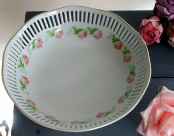 Brocante schaal met roze bloemetjes en spleetjes in de rand  beschikbaar voor biedingen