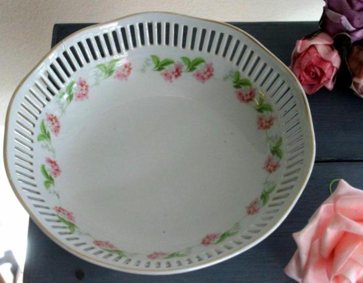 Brocante schaal met roze bloemetjes en spleetjes in de rand, Huis en Inrichting, Keuken | Servies, Gebruikt, Schaal of Schalen