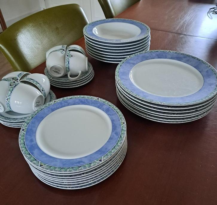 AH Servies, Huis en Inrichting, Keuken | Servies, Gebruikt, Compleet servies, Overige stijlen, Aardewerk, Ophalen
