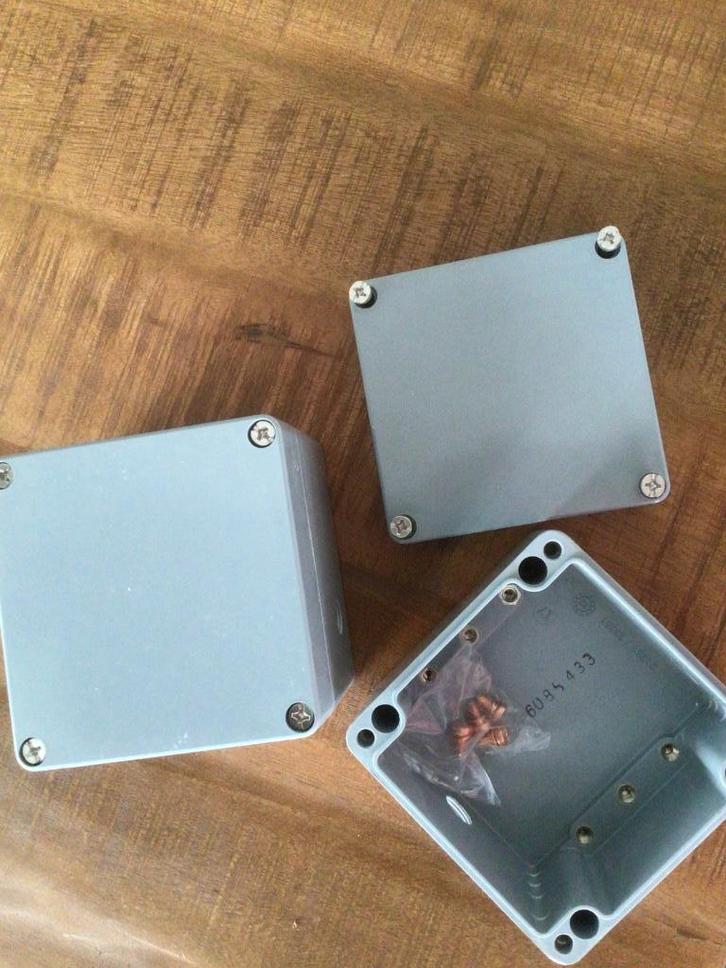 2 stuks gloednieuwe klemmenkastjes , kabeldoosjes, elektrobo, Doe-het-zelf en Verbouw, Elektra en Kabels, Nieuw, Stopcontact, Ophalen of Verzenden