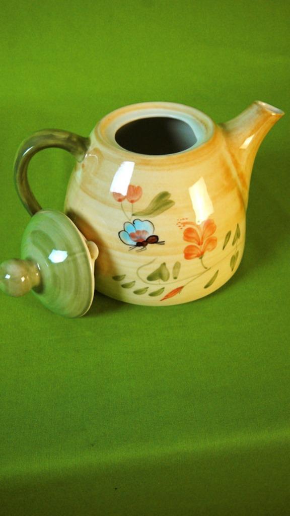 Nature Inspired Ceramic Teapot | Butterfly & Nature | Floral, Huis en Inrichting, Keuken | Servies, Zo goed als nieuw, Overige typen