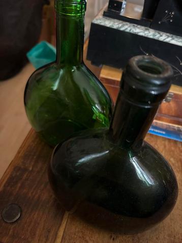 Groene vintage glazen flessen - decoratief beschikbaar voor biedingen