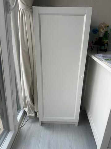 Ikea Billy boekenkastje met Oxberg deur, ZGAN 3 maanden oud. beschikbaar voor biedingen