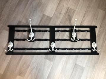 Houten Kapstok met Leeuwenkoppen beschikbaar voor biedingen