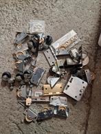 Partij Wieltjes en Scharnieren, Doe-het-zelf en Verbouw, Hang- en Sluitwerk, Ophalen of Verzenden, Gebruikt, IJzer, Scharnier