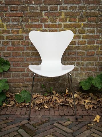 Zes originele Arne Jacobsen vlinderstoelen wit Fritz Hansen beschikbaar voor biedingen