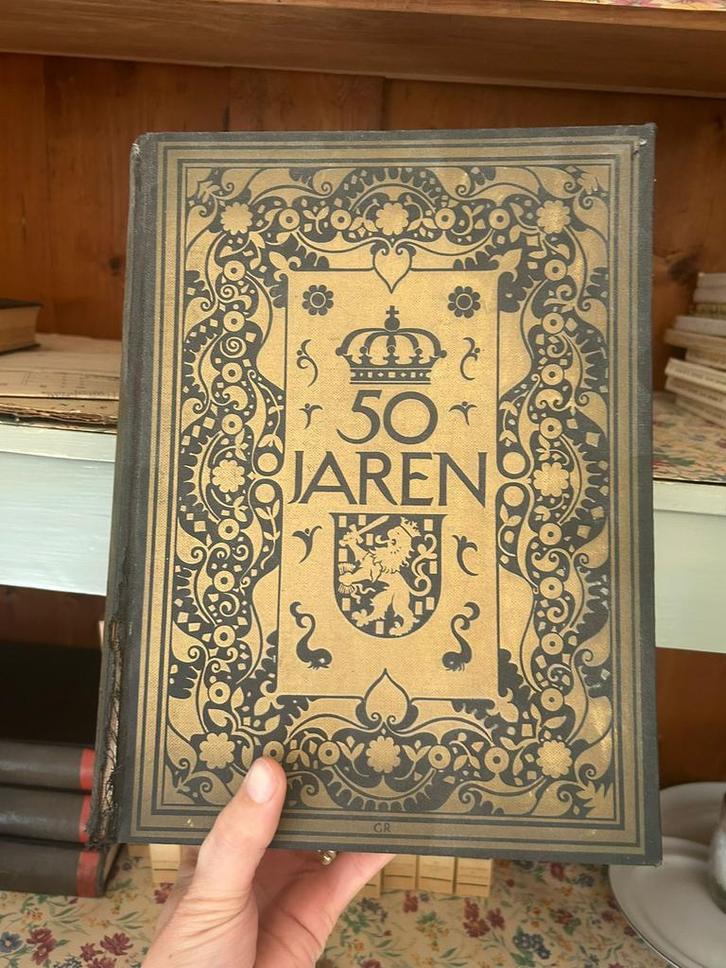 Vijftig Jaren Gedenkboek Koningin Wilhelmina – 1948, Huis en Inrichting, Stoffering | Tapijten en Kleden, Zo goed als nieuw, Rechthoekig