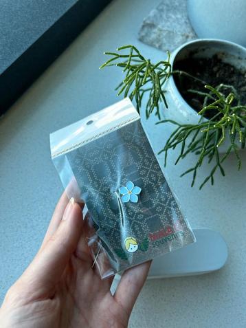 New blue flower metal brooche beschikbaar voor biedingen