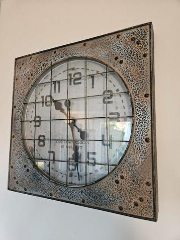 Industriële Wandklok beschikbaar voor biedingen