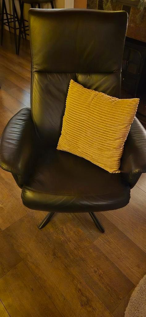 Lederen draaifauteuil in goede staat, Huis en Inrichting, Fauteuils, Zo goed als nieuw, Leer, 50 tot 75 cm, Minder dan 75 cm, Ophalen