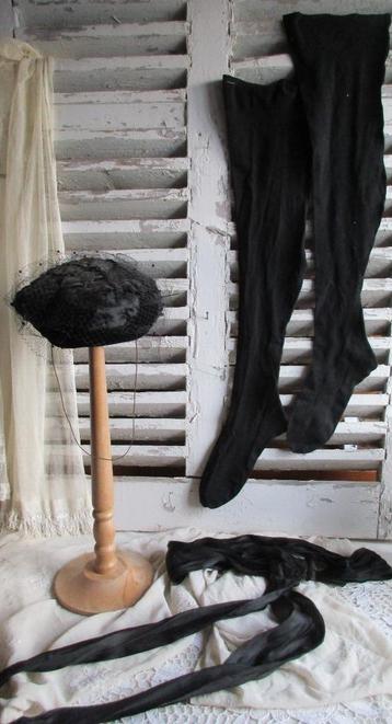 oude zwarte (rouw)kousen *Marries* beschikbaar voor biedingen