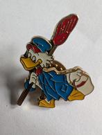 Donald Duck als schoonmaker pin, Ophalen of Verzenden, Overige figuren, Zo goed als nieuw, Beeldje of Figuurtje