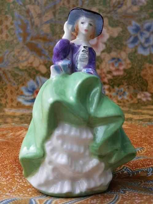 Mooi oud Engels Royal Doulton beeldje van een vrouw 10,2 cm., Antiek en Kunst, Antiek | Porselein, Ophalen of Verzenden