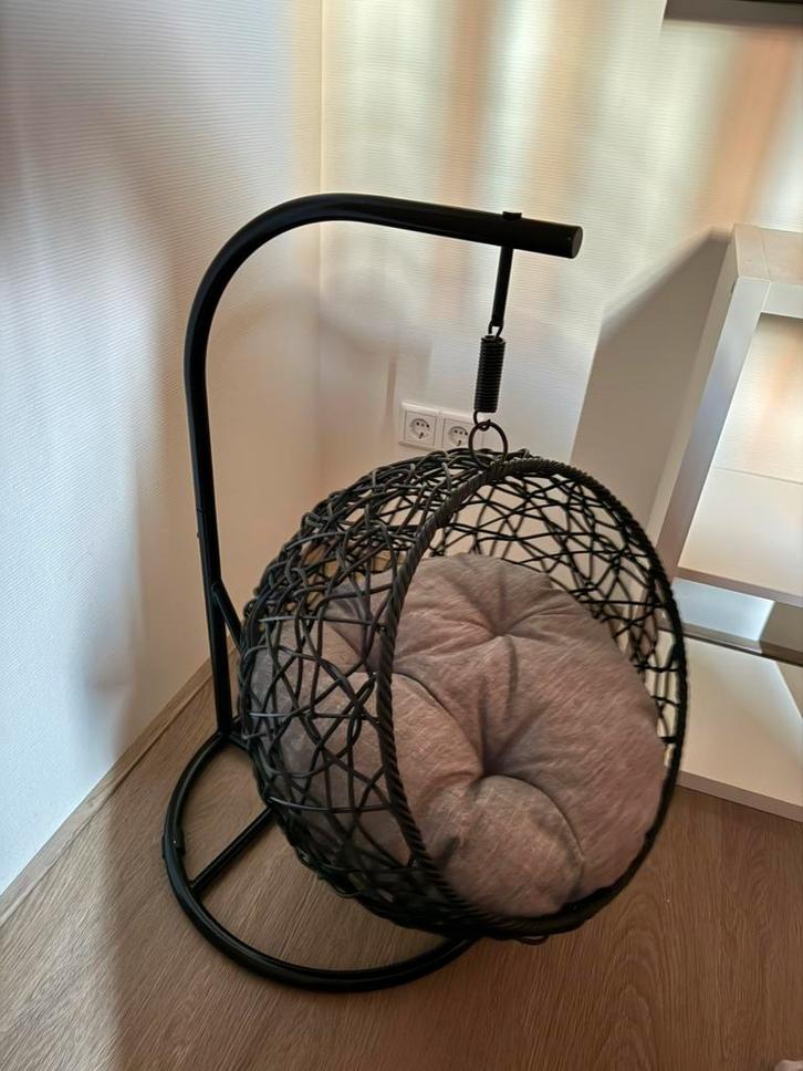 Een hele lekkere mand en leuke hangstoel, Dieren en Toebehoren, Kattenmanden, Zo goed als nieuw, Riet, Ophalen