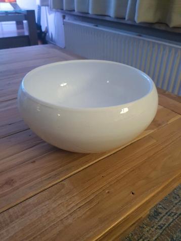Mooie witte schaal  beschikbaar voor biedingen