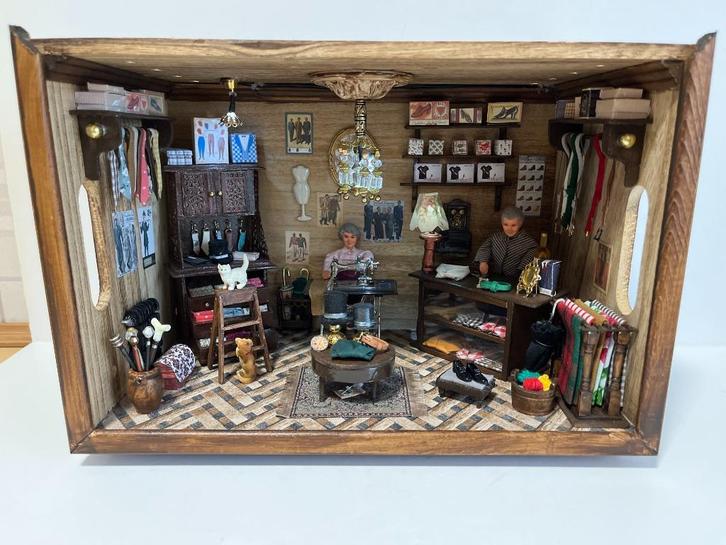 Miniatuur - kijkkast - Heren kledingwinkel incl. verlichting, Antiek en Kunst, Curiosa en Brocante, Ophalen of Verzenden