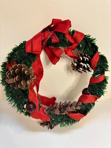 Vintage kerstkrans met lint, dennenappels en paddestoeltjes beschikbaar voor biedingen