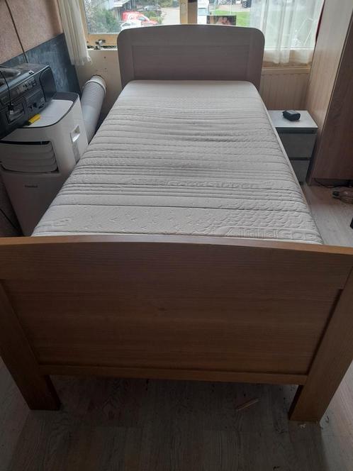 1-persoonsbed met elektrisch verstelbare lattenbodem, Huis en Inrichting, Slaapkamer | Bedden, Gebruikt, Eenpersoons, Hout, Bruin