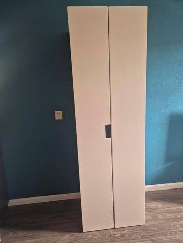 Witte Kast met Planken beschikbaar voor biedingen