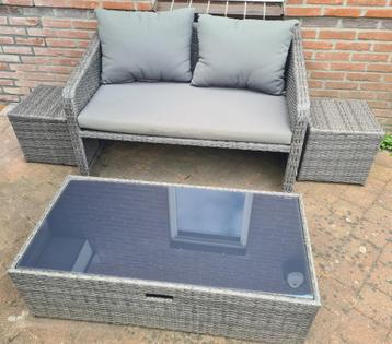 Mooie tuinset: tweezitsbank, tafeltje, 2 krukjes en kussens beschikbaar voor biedingen